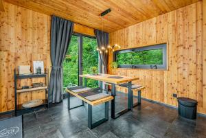 イルセンブルクにあるExperience Nature In A Loft At Treetop Heightの木造の客室で、テーブル、ベンチ、窓が備わります。