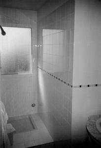 bagno con doccia, vasca e lavandino di Résidence Fioravanti Villas Valinco a Tizzano