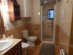 a bathroom with a toilet and a sink and a shower at Casa MI LUCÍA in Moratalla