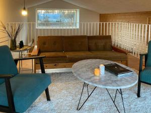 オルダーにあるRenovated Wooden House Near Saksild Beachのソファとテーブルのあるリビングルーム