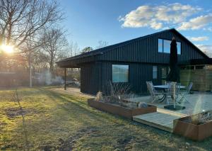 オルダーにあるRenovated Wooden House Near Saksild Beachの小さな黒い家