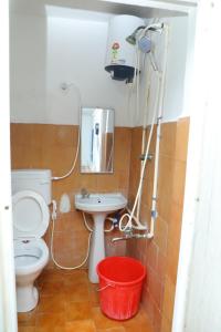 ein Badezimmer mit Toilette und Waschbecken in der Unterkunft Eva Bliss-French Stay , 2mins Walk To Rock Beach in Puducherry + 20 Fotos