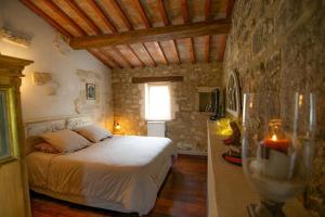 Ένα ή περισσότερα κρεβάτια σε δωμάτιο στο Authentic Stone House Overlooking Les Baux-De-Provence