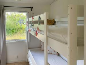 een kamer met 2 stapelbedden en een raam bij Home With Nordic Interior in Korsør +8 foto's
