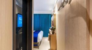 Super 8 Hotel Beijing South Railway Station Majiabao Metro Station的电视和/或娱乐中心