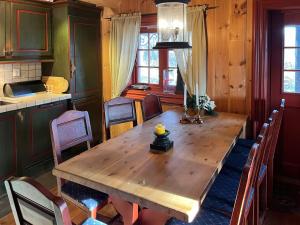 Un comedor con mesa y sillas de madera. en Mountain Cabin Near Dovre With Panoramic View, en Oppdal