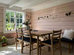 Un comedor con mesa y sillas de madera. en Idyllic Farmhouse From 1840 With Sea View In Spind, en Farsund 27 fotos más