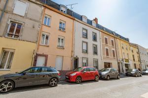una fila de coches estacionados frente a los edificios en Cocon Privé avec Jacuzzi & Sauna, en Reims