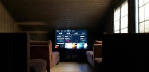 Ruang duduk di Large Cabin With Jacuzzi And View Of Lake Mjøsa