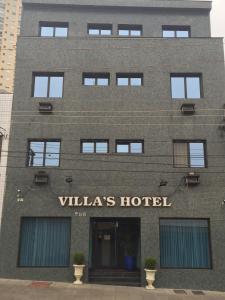 um edifício com uma placa que lê villas hotel em Villas Hotel em São Paulo