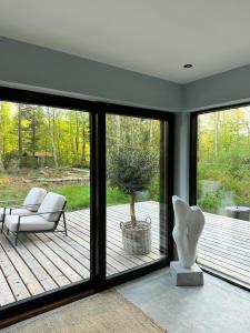 En hage utenfor Home With Large Plot In Asserbo Plantation