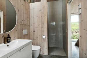 Koupelna v ubytování Architect-Designed Dream Home In Ebbeløkke + 29 fotografií