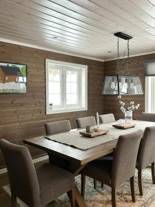 a dining room with a table and chairs at Family Cabin With Ski Inout At Furutangen in Vika