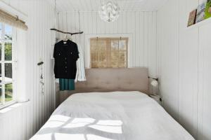 Katil atau katil-katil dalam bilik di The Small, Red Wooden House With Lots Of Charm