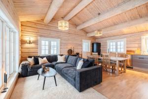 Μια τηλεόραση ή/και κέντρο ψυχαγωγίας στο Cozy And Spacious Family Cabin In Valdres