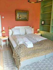 Llit o llits en una habitació de Manor House Overlooking Fields And Garden