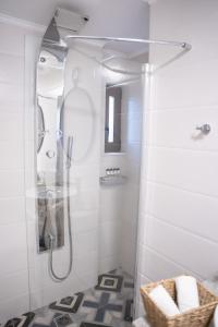 A bathroom at Michalis Apartment with Outdoor Jacuzzi Még 16 kép