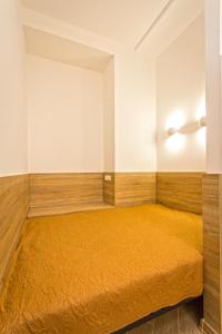 リヴィウにあるEconomy Apartment on Krehivska 7のベッドルーム1室(オレンジ色のベッド1台付)