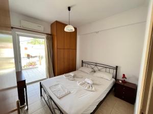 Postel nebo postele na pokoji v ubytování Lerna Rooms