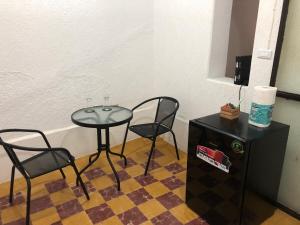 a small table and two chairs in a room at Cuarto Telera- amplio, céntrico- Casa de Teru in Tapachula