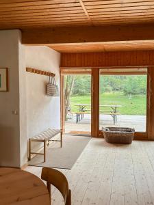 HøjbyにあるAuthentic 60'S Summer House By Ellinge Lyngのテーブルとベンチと窓のある部屋