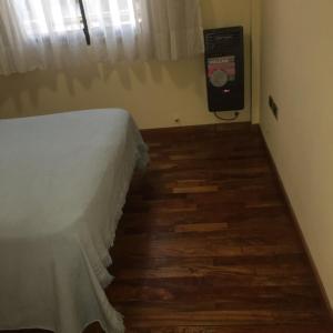 Habitación con cama y escalera con ventilador. en Deptoslp en La Plata