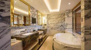 une grande salle de bain avec deux lavabos et une baignoire dans l'établissement Kun Tai Glory Hotel Beijing Wangjing, à Pékin 74 autres photos