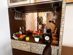 eine Küchentheke mit Obst und Gemüse und einer Uhr in der Unterkunft Skyline Oshiwara 2bhk-Andheri in Mumbai