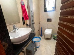 ein Badezimmer mit Waschbecken und Toilette in der Unterkunft Skyline Oshiwara 2bhk-Andheri in Mumbai + 22 Fotos