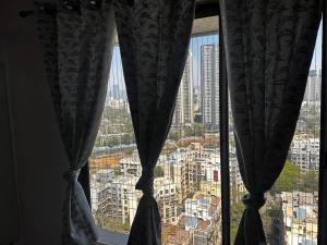 Blick auf eine Stadt aus einem Fenster in der Unterkunft Skyline Oshiwara 2bhk-Andheri in Mumbai