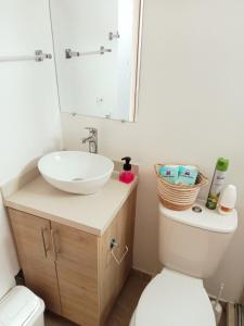 łazienka z umywalką i toaletą w obiekcie Exclusivo, Moderno Apartamento con piscina, Cerca Playa Rodadero w mieście Santa Marta