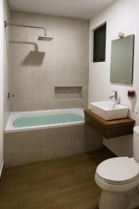 Koupelna v ubytování Casa Cómoda con Jacuzzi, Cochera, Terraza y Jardín