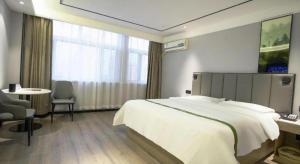 Voodi või voodid majutusasutuse GreenTree Inn LiaoCheng LinQing HaiShan Building Express Hotel toas