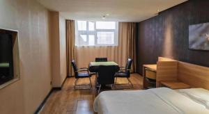 Postel nebo postele na pokoji v ubytování IU Hotel Lvliang Xiaoyi Zhenxing Street Branch