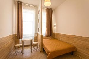 リヴィウにあるKrehivska 7-1のベンチ、椅子2脚、窓が備わる客室です。