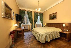 Un televizor și/sau centru de divertisment la Hotel Edward Kelly