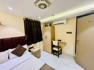 Postel nebo postele na pokoji v ubytování Hotel Dolphin Residency
