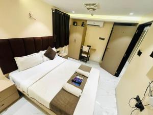 Postel nebo postele na pokoji v ubytování Hotel Dolphin Residency