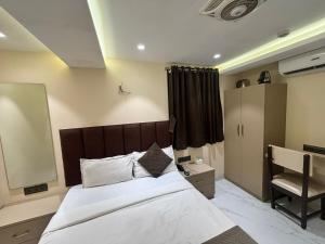 Postel nebo postele na pokoji v ubytování Hotel Dolphin Residency