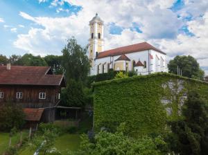 ein großes weißes Gebäude mit einem Turm darüber in der Unterkunft Appartement Kirchenblick in Bad Birnbach