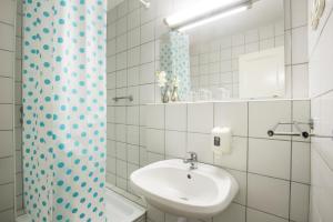uma casa de banho com um lavatório, um WC e um chuveiro em MP Hostel Budapest em Budapeste