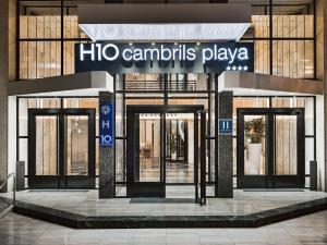 a store front with three revolving doors in a building at H10 Cambrils Playa in Cambrils