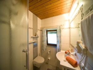 Koupelna v ubytování Gästehaus Bergland + 37 fotografií