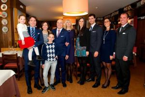 un gruppo di persone che posano per una foto di Hotel Sassella a Grosio