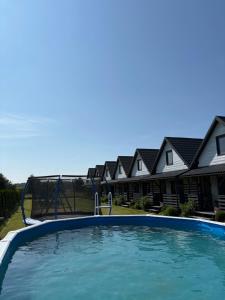 a swimming pool in front of some houses at DomkiToTu in Jarosławiec