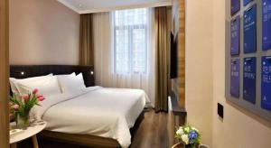 Postel nebo postele na pokoji v ubytování Hanting Premium Hotel Shanghai Xizang Nan Road