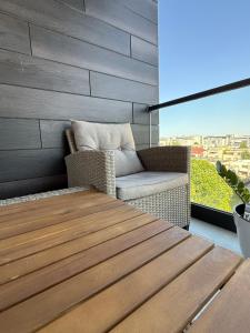 een kamer met een bank, een tafel en een raam bij SIGMA suites in Constanţa