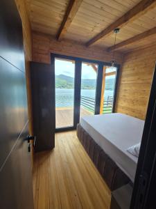 Postel nebo postele na pokoji v ubytování Villas Mlecika and Zvoncic- Jezero Lake Perucac