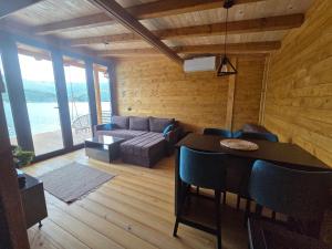 Posezení v ubytování Villas Mlecika and Zvoncic- Jezero Lake Perucac