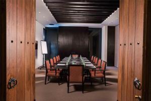 a conference room with a long table and chairs at Alila Jabal Akhdar in Al Khuţaym